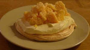 Stapeltoetje met mango en meringue