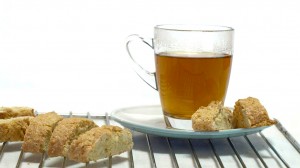Taartrooster met kop thee en sinaasappelcantuccuni
