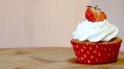 Aardbeiencupcakes met slagroom en meringue