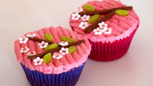Japanse cupcakes met takjes, bloemetjes en blaadjes