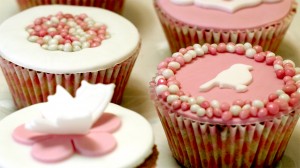 Geboortecupcakes met witte en roze fondant