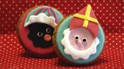Sinterklaas en zwarte piet op een cupcake