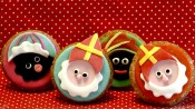 Twee Sinterklaas- en twee Zwartepietcupcakes